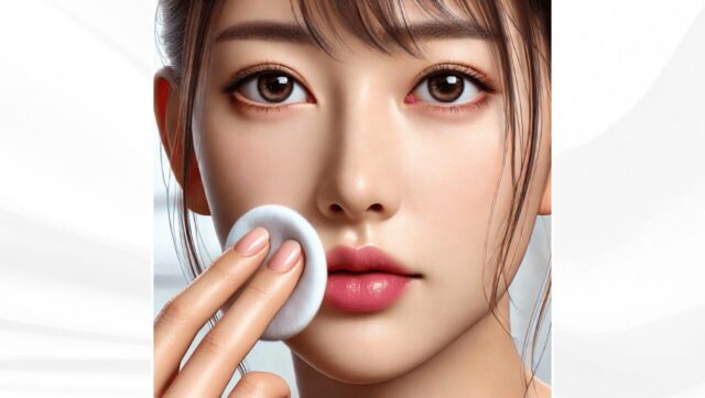 コットンを使って優しく摩擦を避けてリップメイクを落とす女性。
