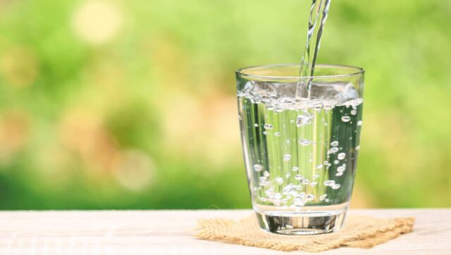 新鮮な水をグラスに注ぐ様子