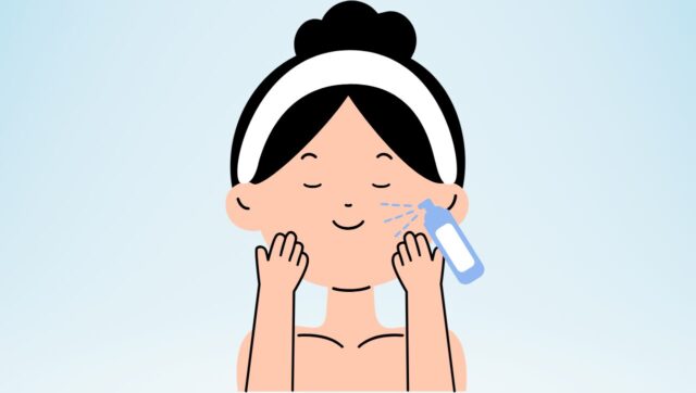 手のひらで肌を包み込みながら、化粧水を浸透させている女性
