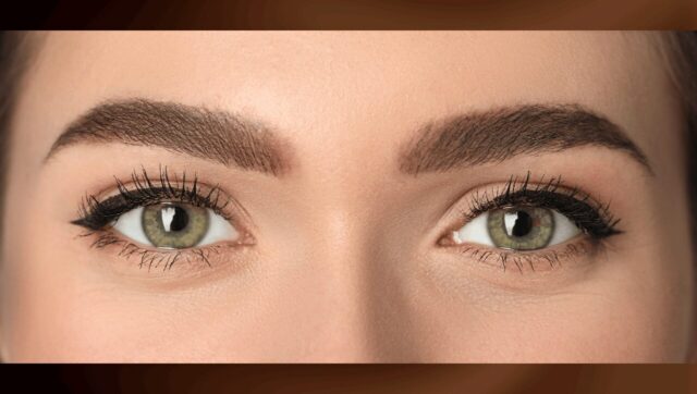 健康的で美しい眉毛の女性。ナチュラルな眉メイクをした女性が微笑んでいる様子。